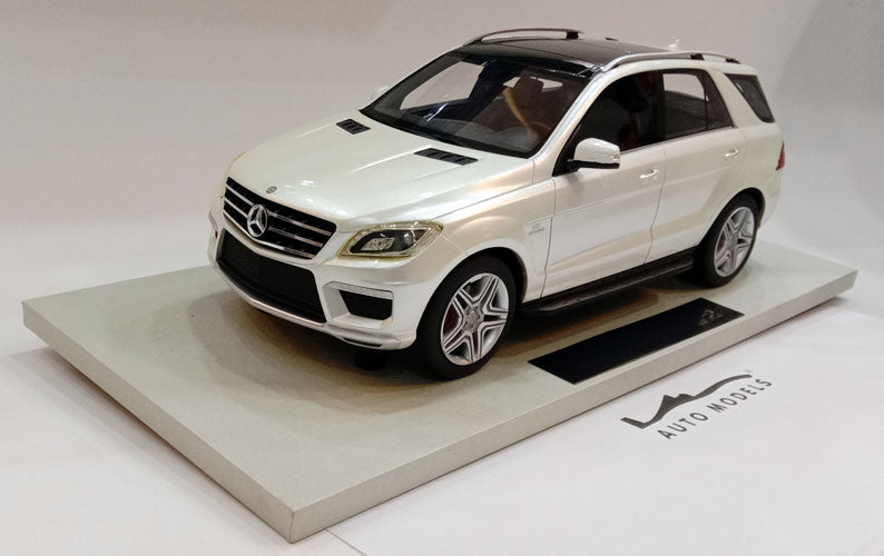 Looksmart Collectibles Merc-Benz ML 63 AMG Pearl White