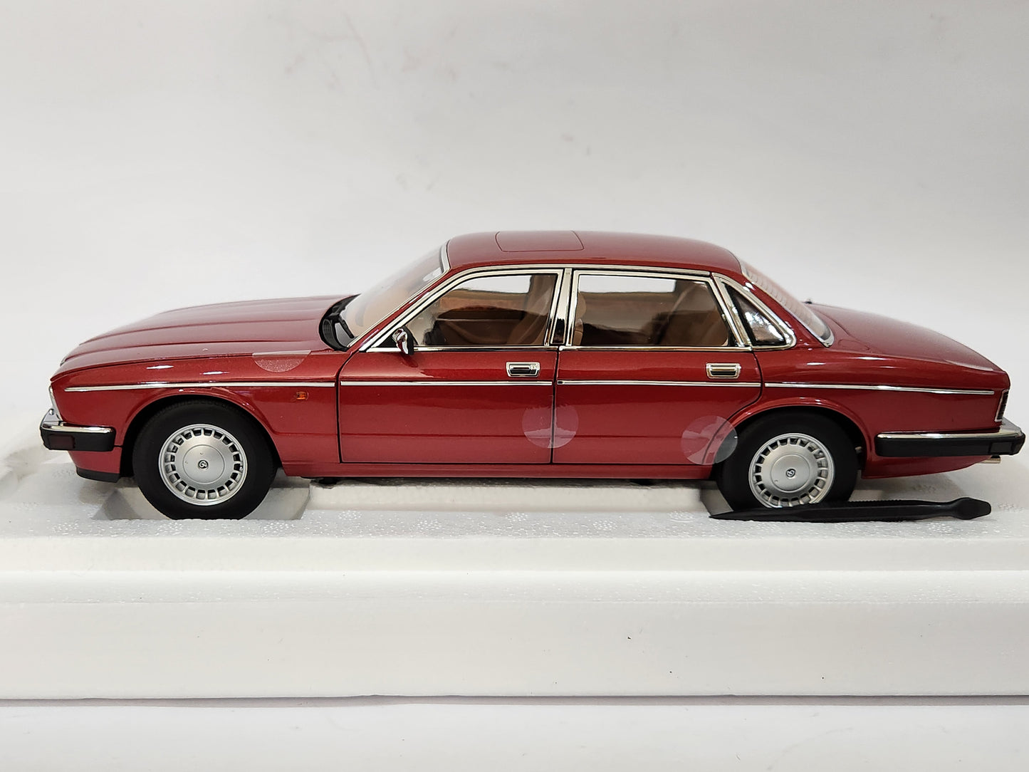 1/18 Almost Real Jaguar Daimler XJ6 (XJ40) Flamenco Red