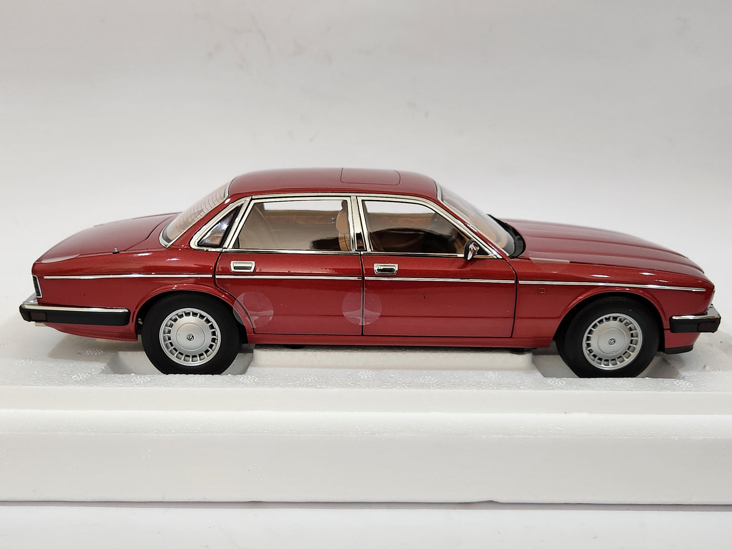 1/18 Almost Real Jaguar Daimler XJ6 (XJ40) Flamenco Red