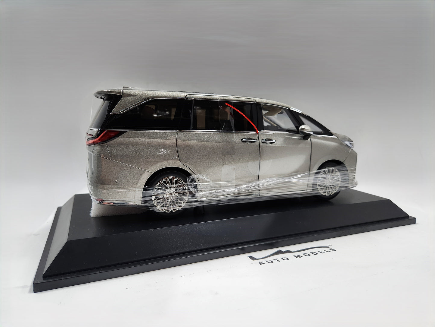 Lexus LM 500h Silver (Dealer Box)