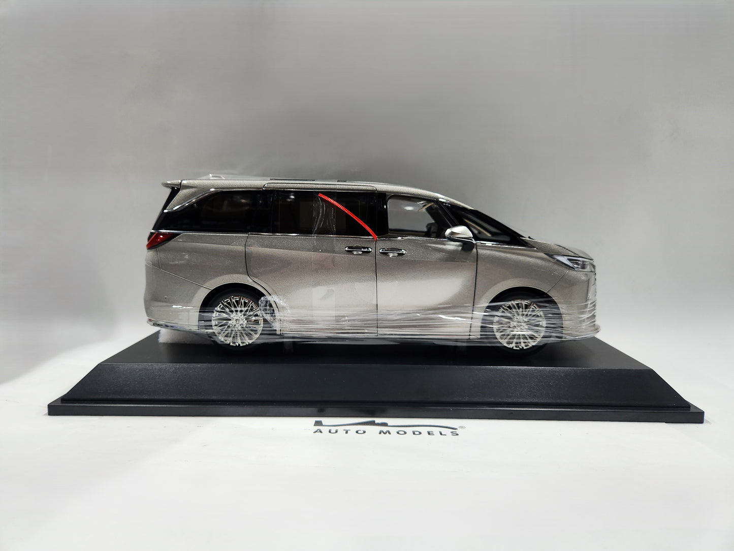 Lexus LM 500h Silver (Dealer Box)