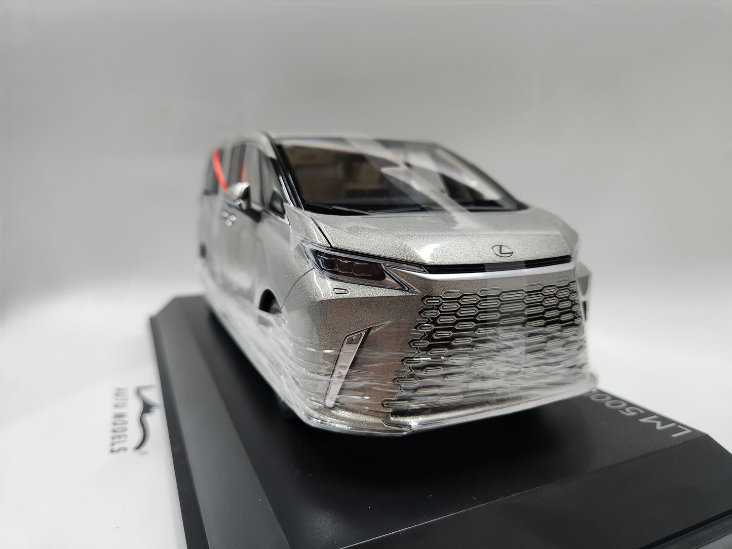 Lexus LM 500h Silver (Dealer Box)