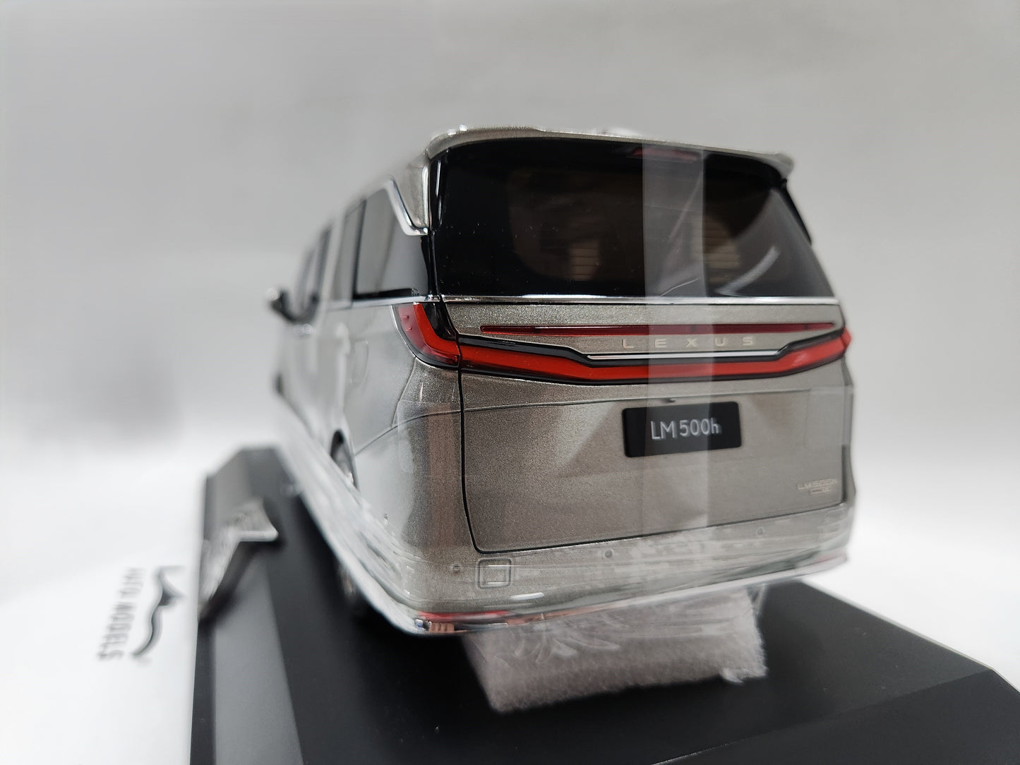 Lexus LM 500h Silver (Dealer Box)
