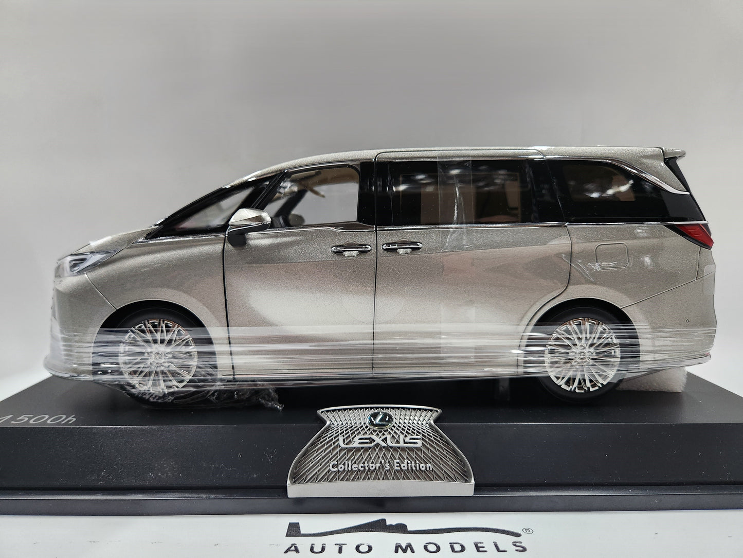 Lexus LM 500h Silver (Dealer Box)