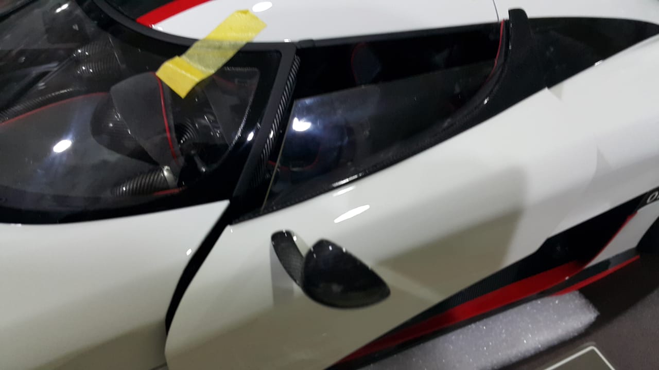 Frontiart Koenigsegg One 1 White w/Red Stripe (Open/Close)