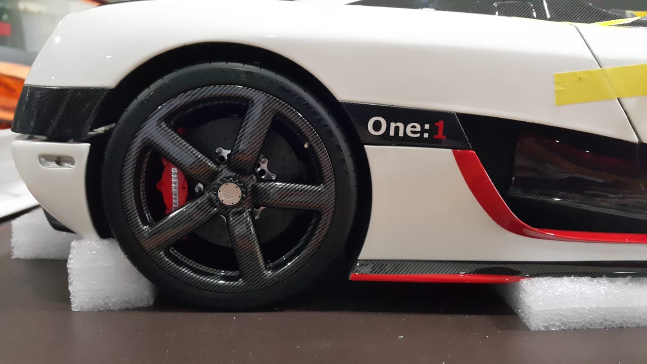 Frontiart Koenigsegg One 1 White w/Red Stripe (Open/Close)