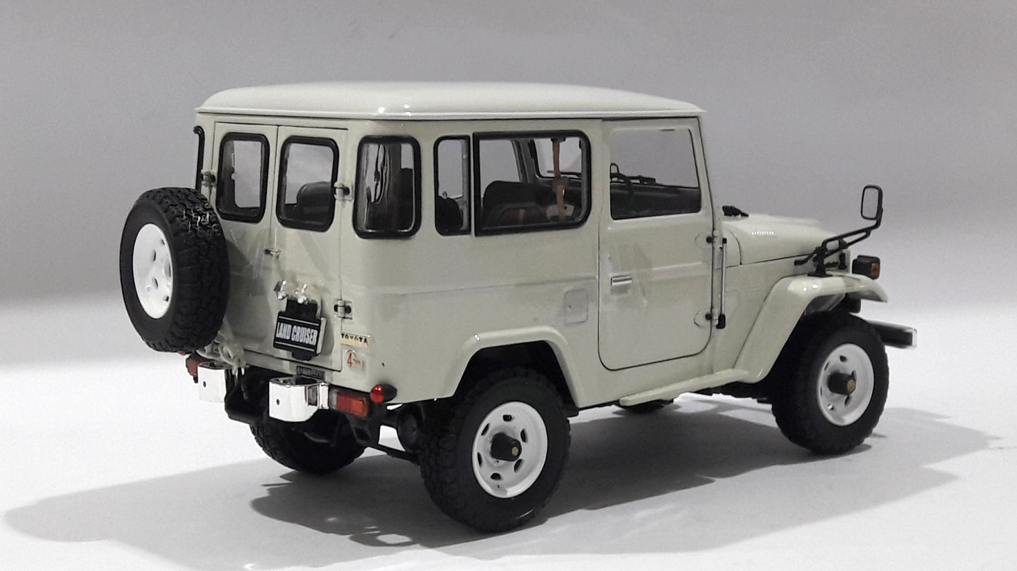 1/18 KYO Toyota Land Cruiser 40 Van White