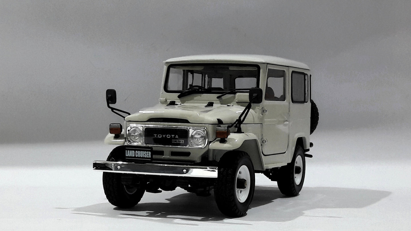 1/18 KYO Toyota Land Cruiser 40 Van White