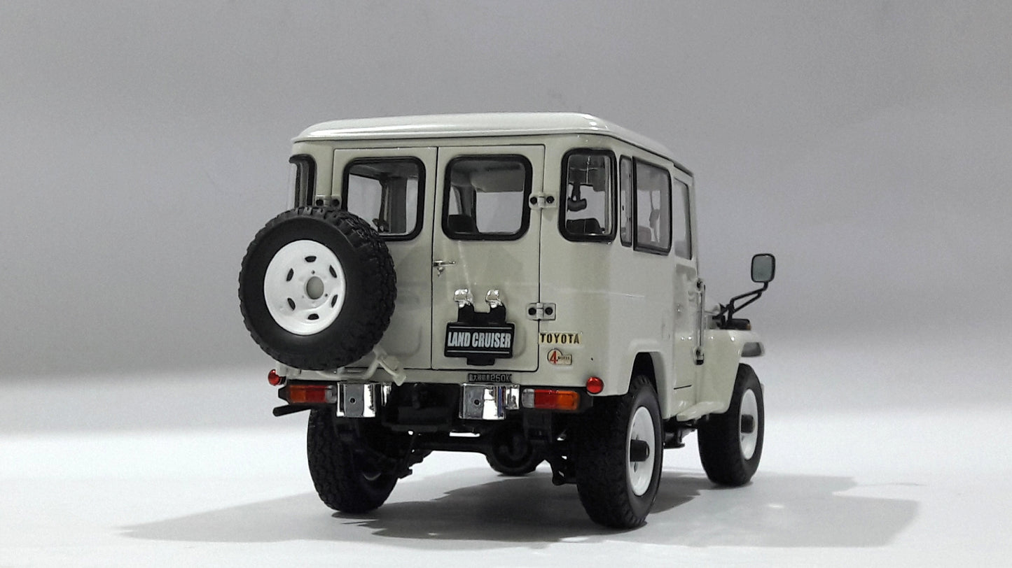 1/18 KYO Toyota Land Cruiser 40 Van White