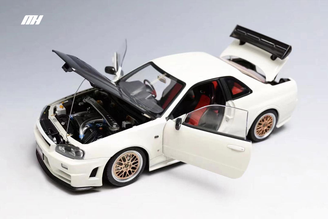 Motorhelix Nissan GT-R R34 White w/Carbon Hood + Engine